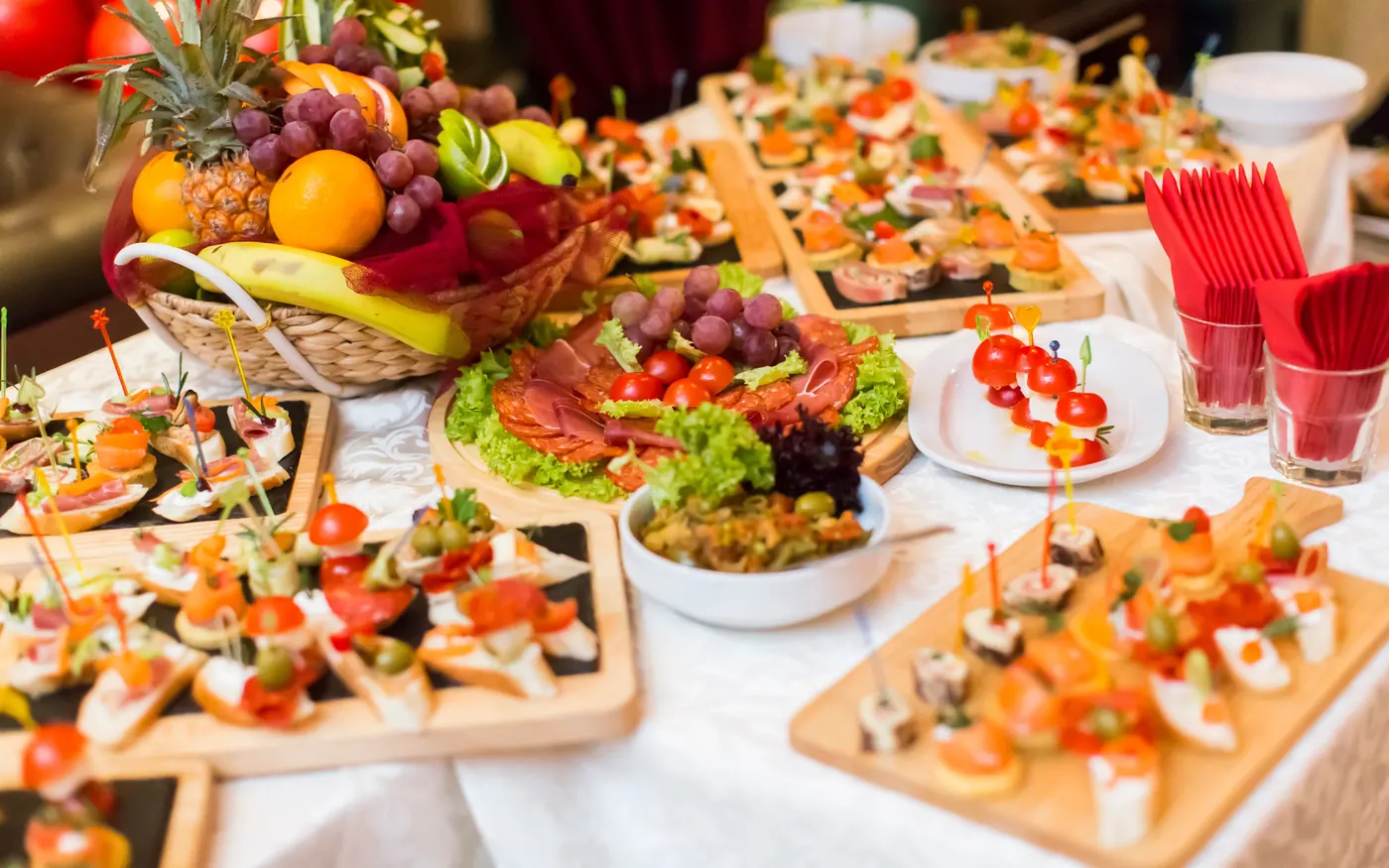Mesa de cóctel con bocados dulces y salados